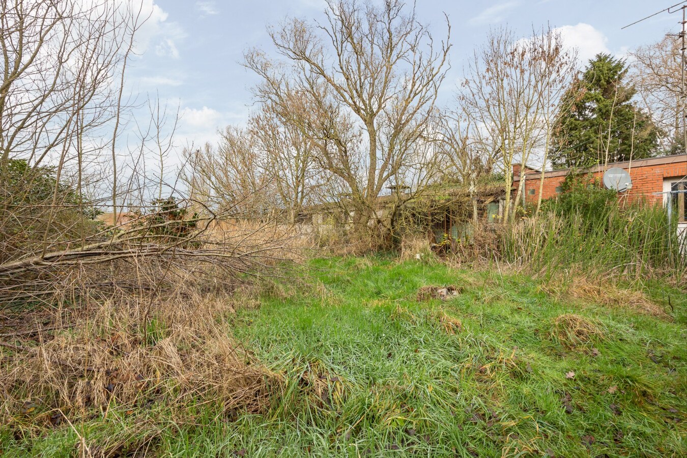 Unieke eigendom op 13.183 m² met te renoveren woning en vergunde stallingen 