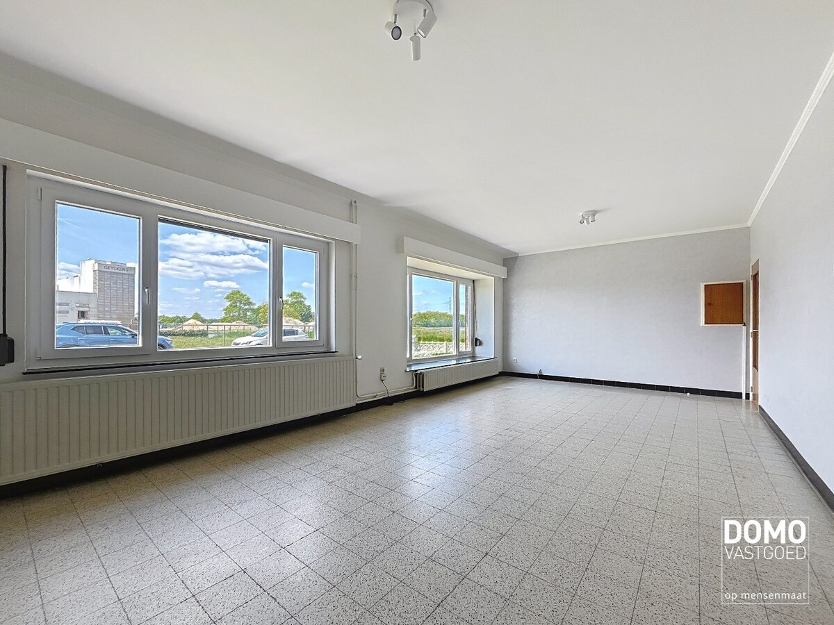 RUIME WONING MET TUIN, GARAGE &amp; 3 SLAAPKAMERS RUSTIG GELEGEN LANGS HET KANAAL MET EPC C TE BERINGEN 