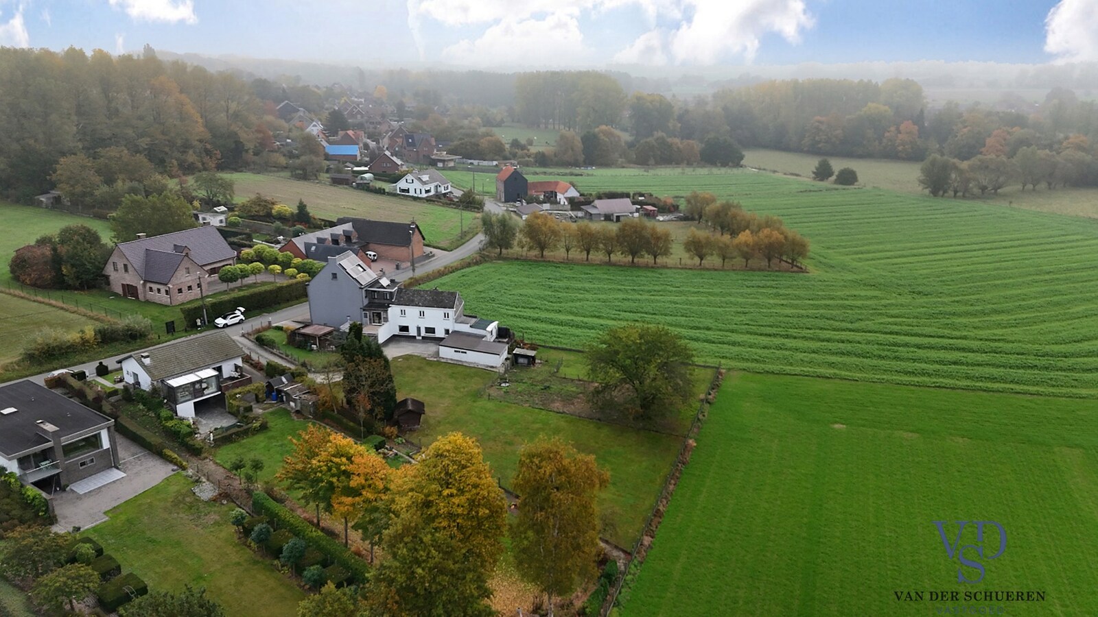 Te renoveren woning met uniek uitzicht op de omliggende akkers 