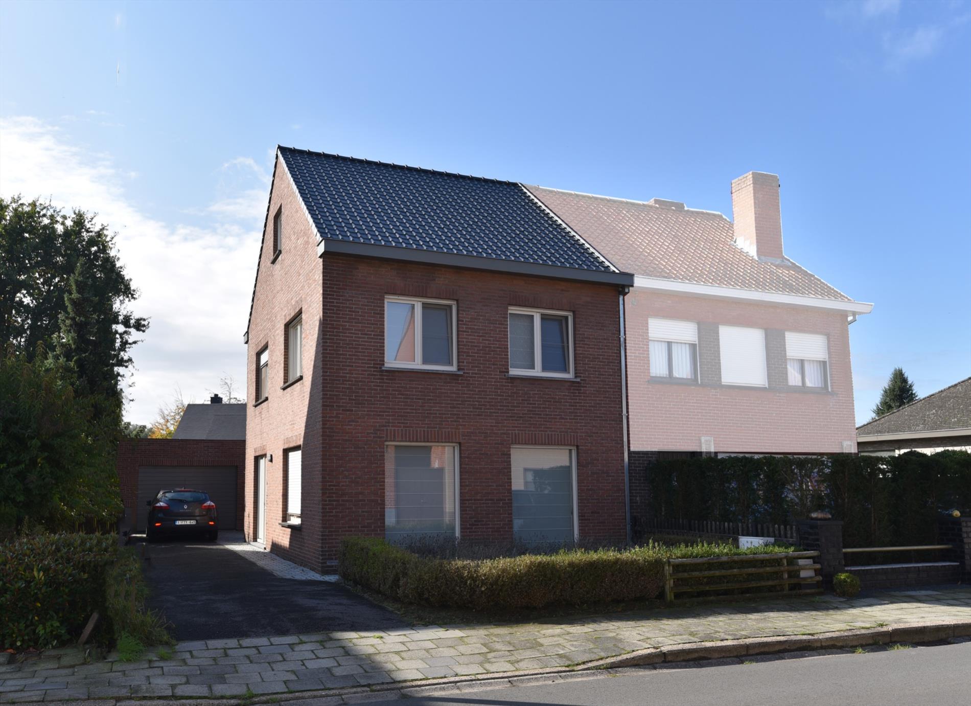 Gerenoveerde woning met 3 slpks, voortuin, terras en garage te Maldegem 