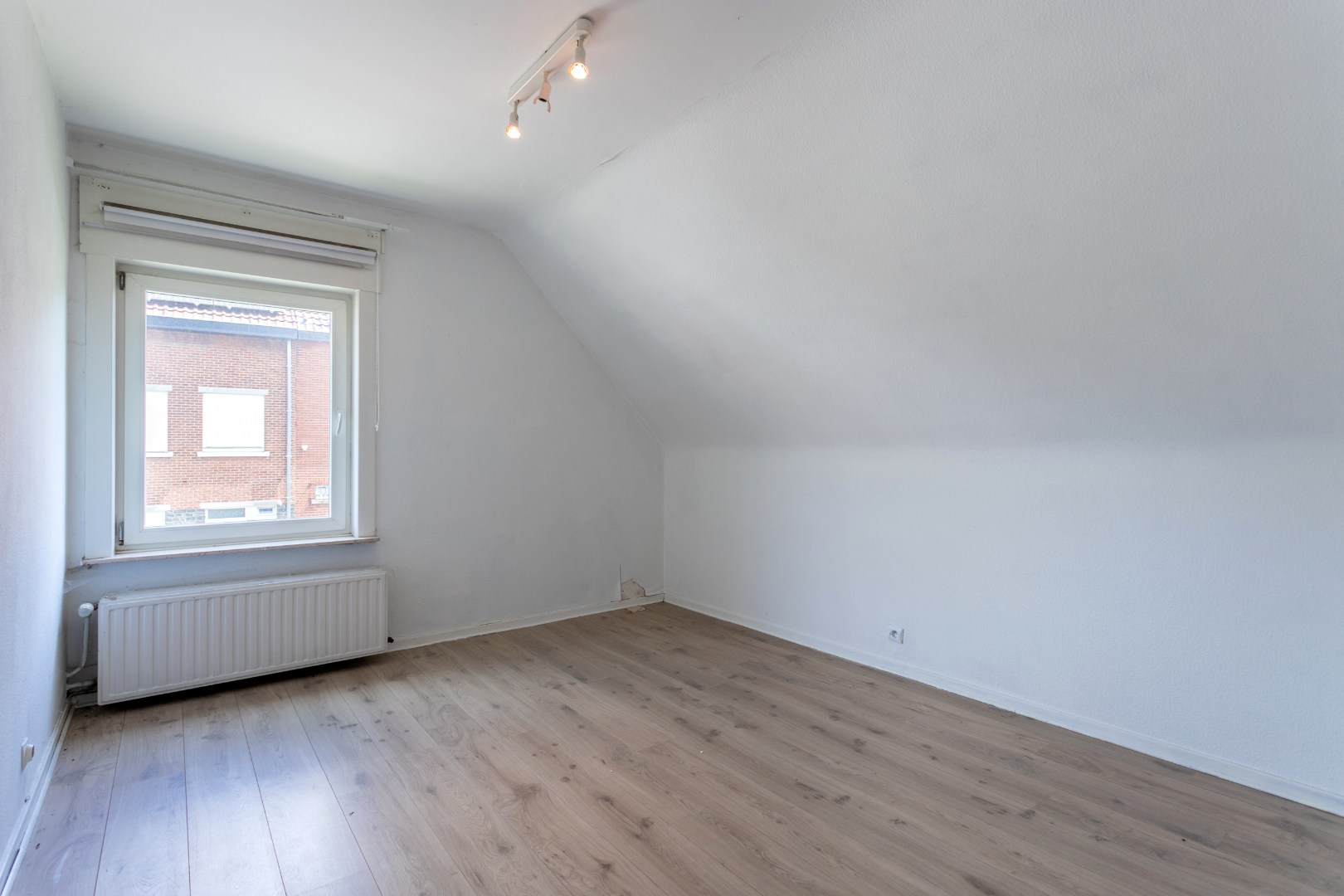 Ruime 4-gevelwoning met 4 slaapkamers, bureau, garage en tuin op 626 m² met bouwpotentieel in Halle 