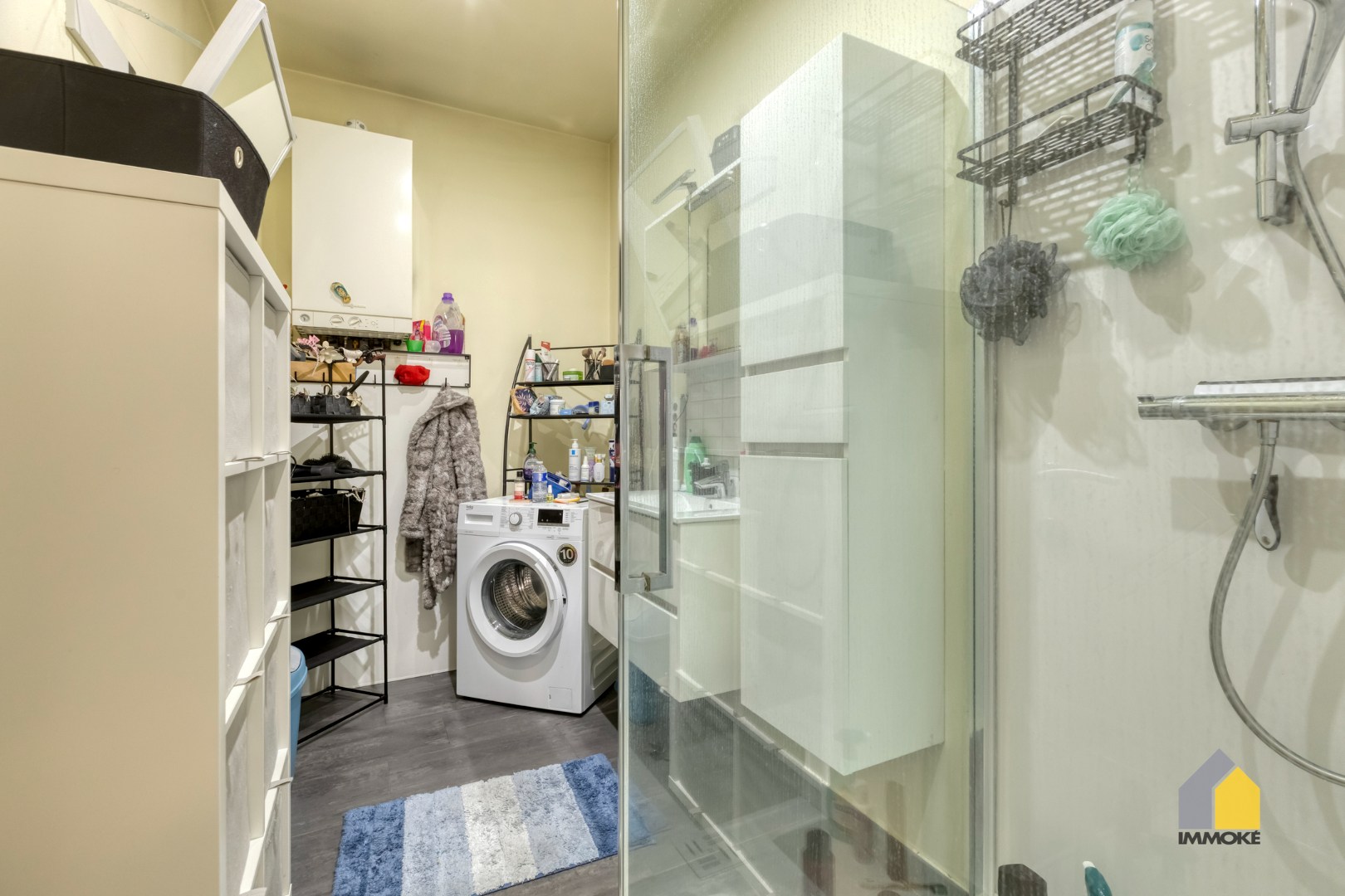 Gelijkvloers appartement (91 m²) in centrum met 1 slpk en parking. 