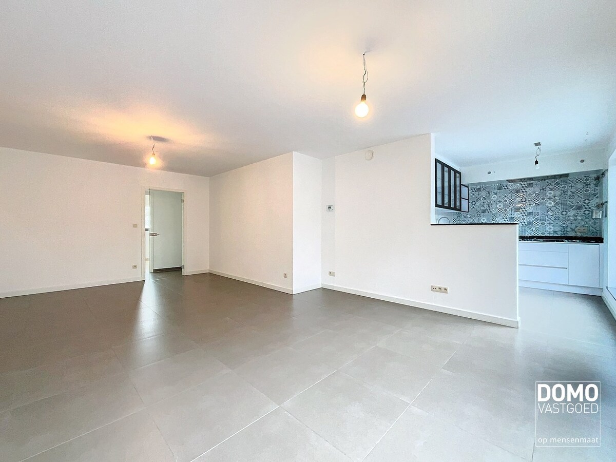 RUIM 2 SLAAPKAMER APPARTEMENT MET ONDERGRONDSE AUTOSTANDPLAATS EN TERRAS TE KERMT 