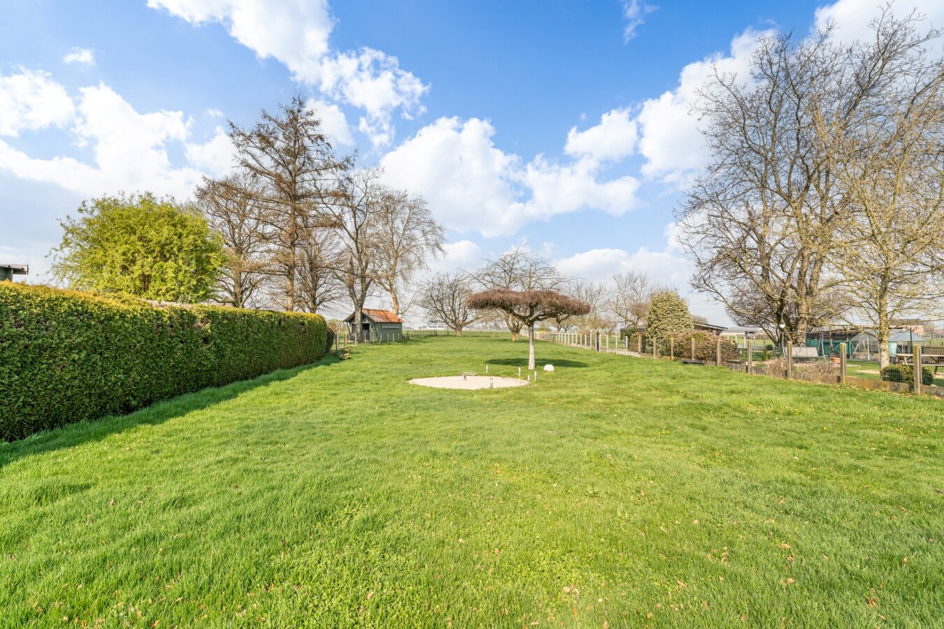 Zeer goed onderhouden gelijkvloerse gezinswoning op een riant perceel van 19a75ca op een rustige locatie te Schalkhoven, een deelgemeente van Hoeselt. 