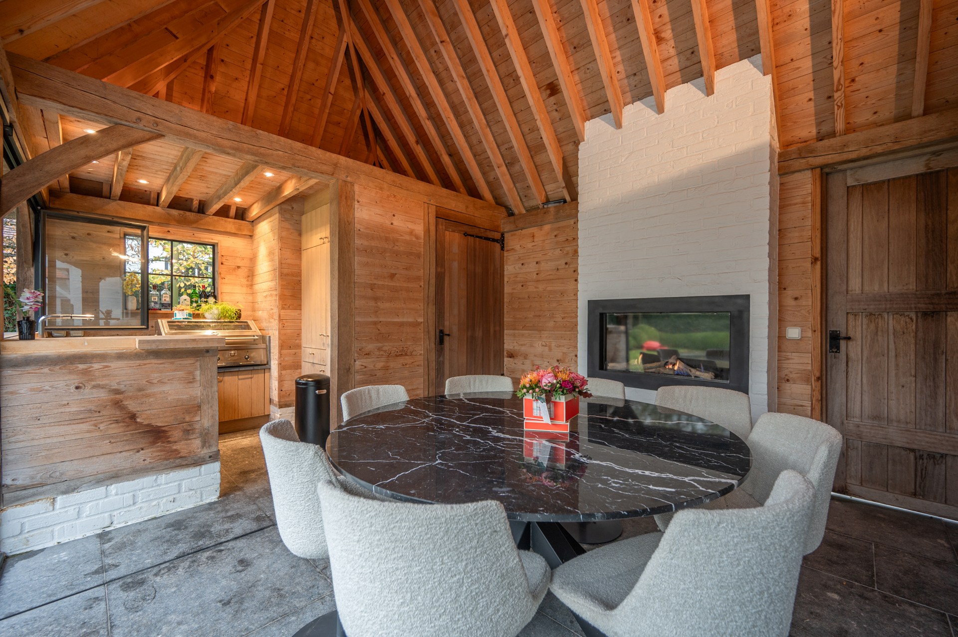 Villa exclusive entièrement meublée avec 5 chambres, piscine et double garage - emplacement prestigieux et calme près du Zoute. 