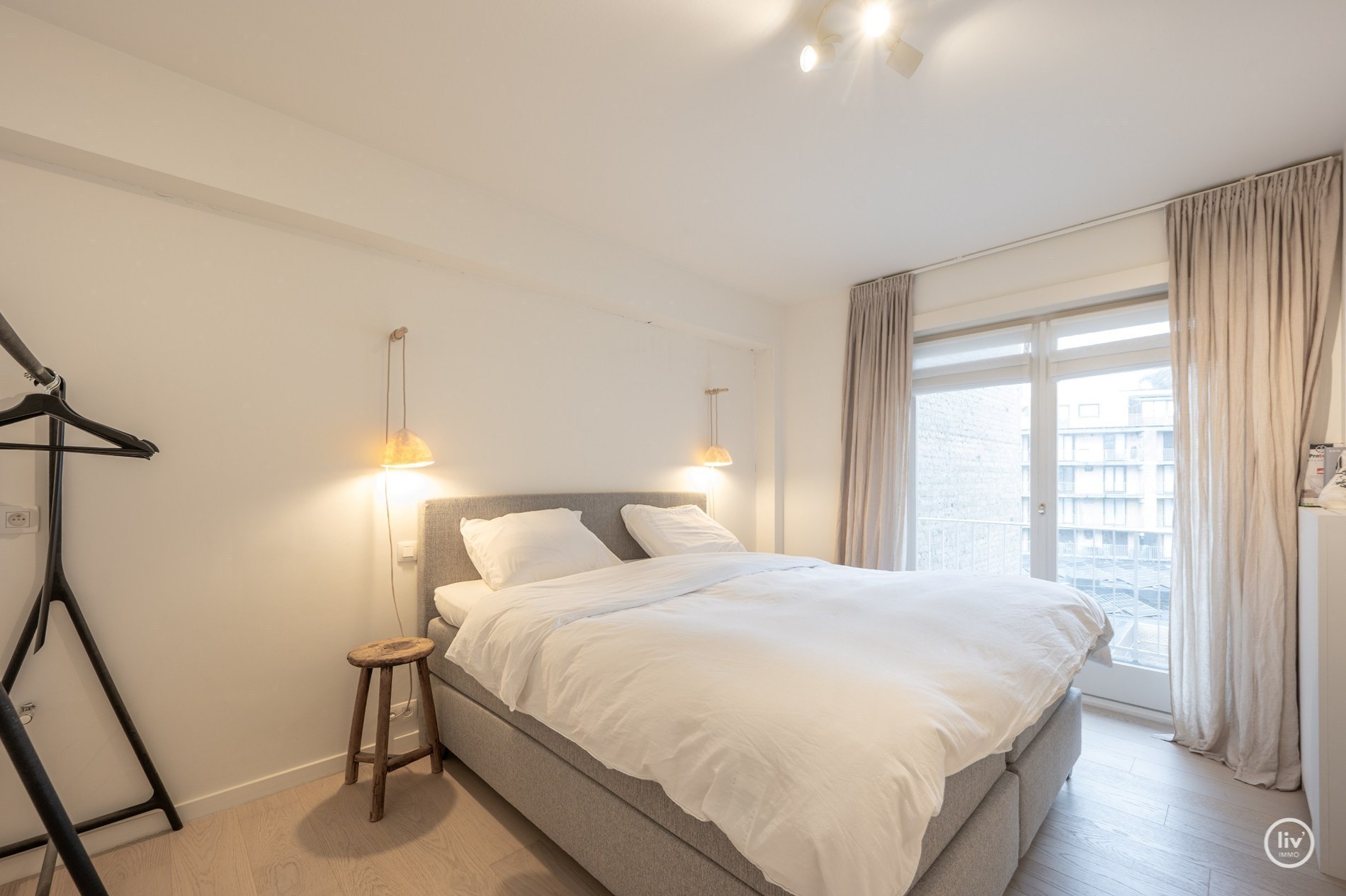 Mooi gerenoveerd appartement met 3 slaapkamers gelegen vlakbij de Kustlaan te Knokke. 