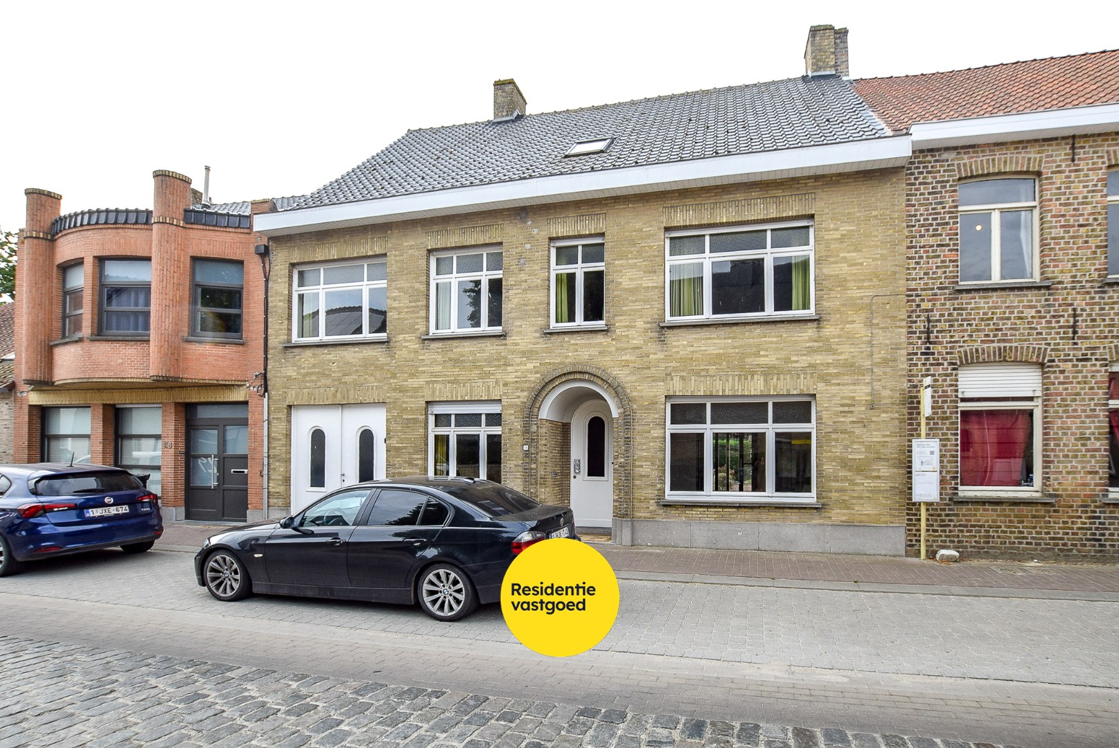 Zeer ruime te renoveren woning met statige gevel op 445 m² met zuid-west georiënteerde tuin. 