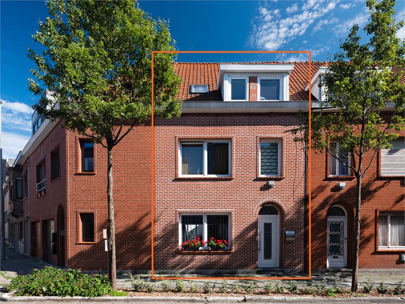 Ruime, subliem gerenoveerde woning in hartje Eeklo 