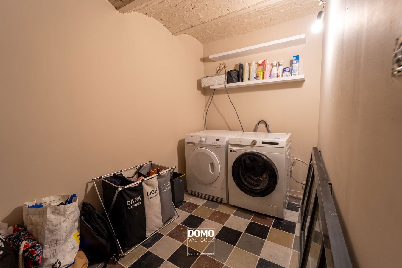 RUIME, INSTAPKLARE EN GERENOVEERDE WONING MET KANTOORGEBOUW INCLUSIEF PARKEERGELEGENHEID, TUIN EN ZWEMBAD TE MIELEN BOVEN AALST (GINGELOM) 