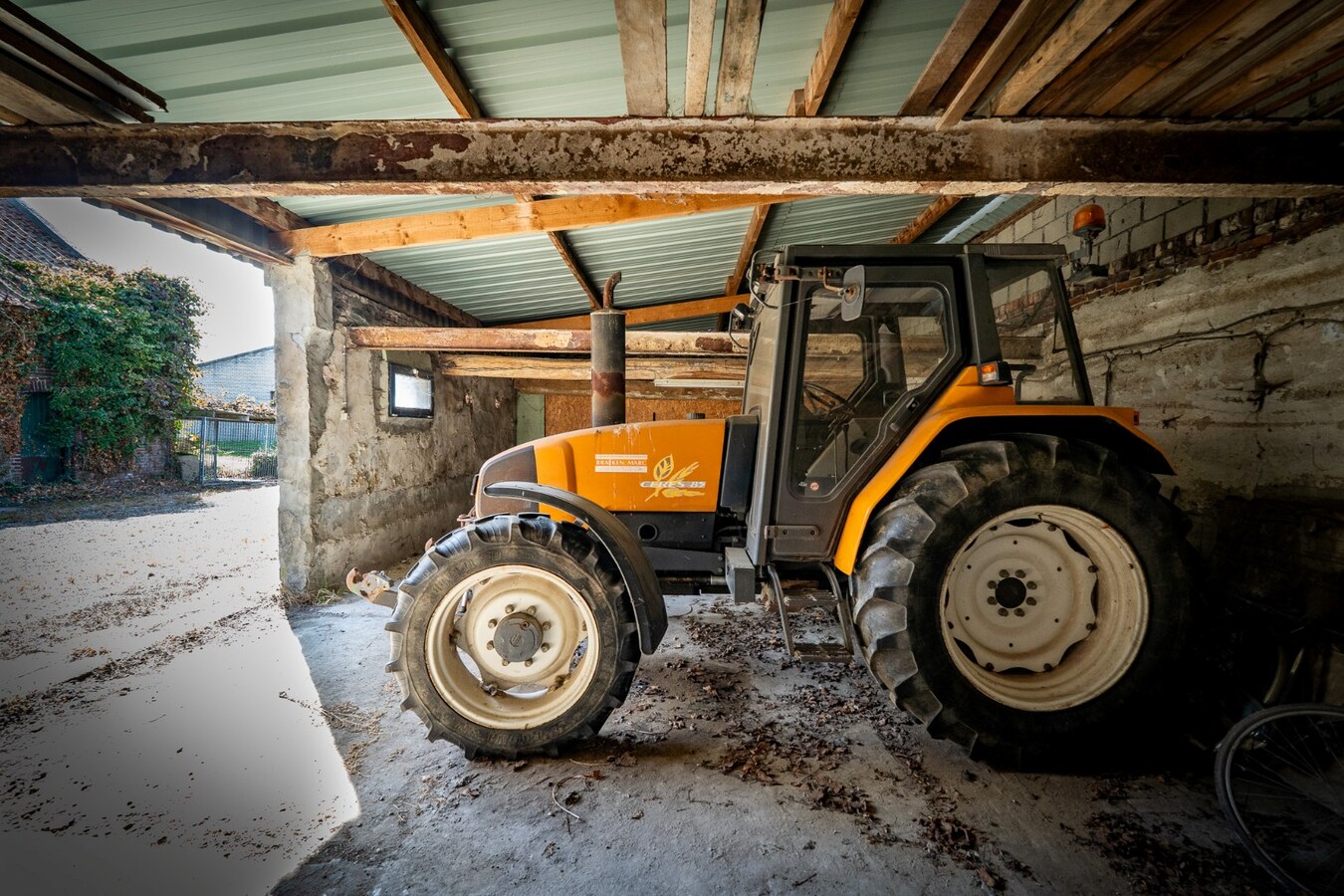 Hoeve met stalgebouwen op ca. 1ha te Bree 