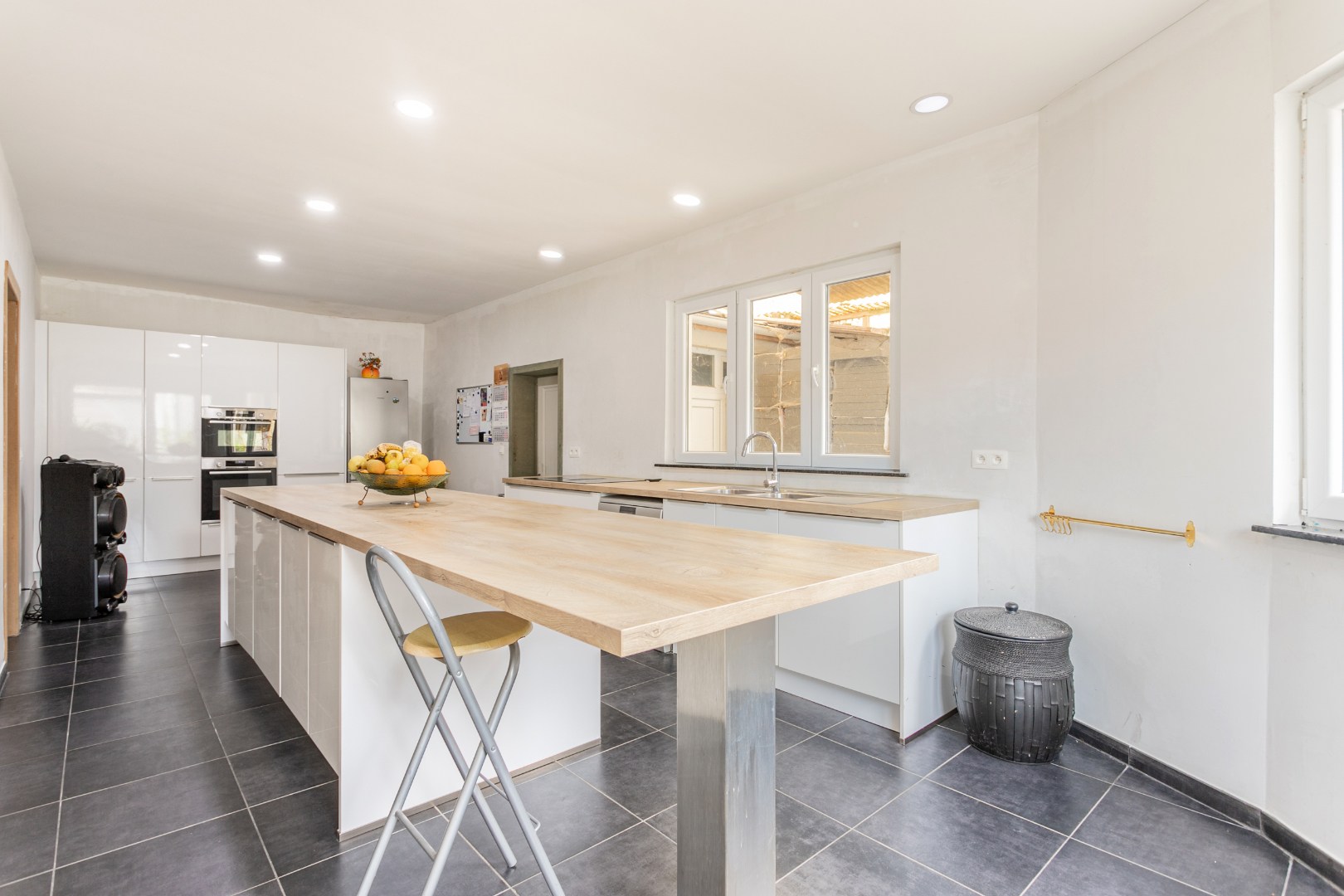 Maison rénové avec 4 chambres et local de stockage 