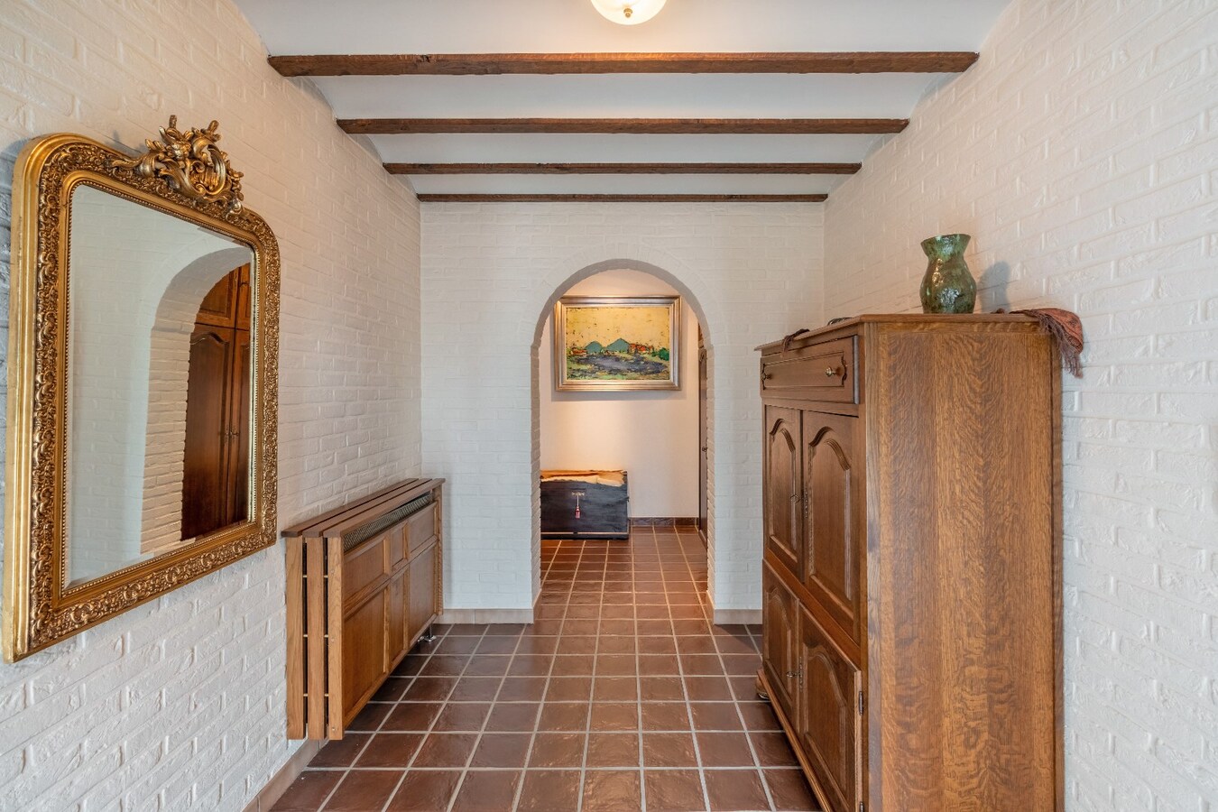 Ruime woning met garage, tuin en 3 slaapkamers op een zeer rustige locatie. 