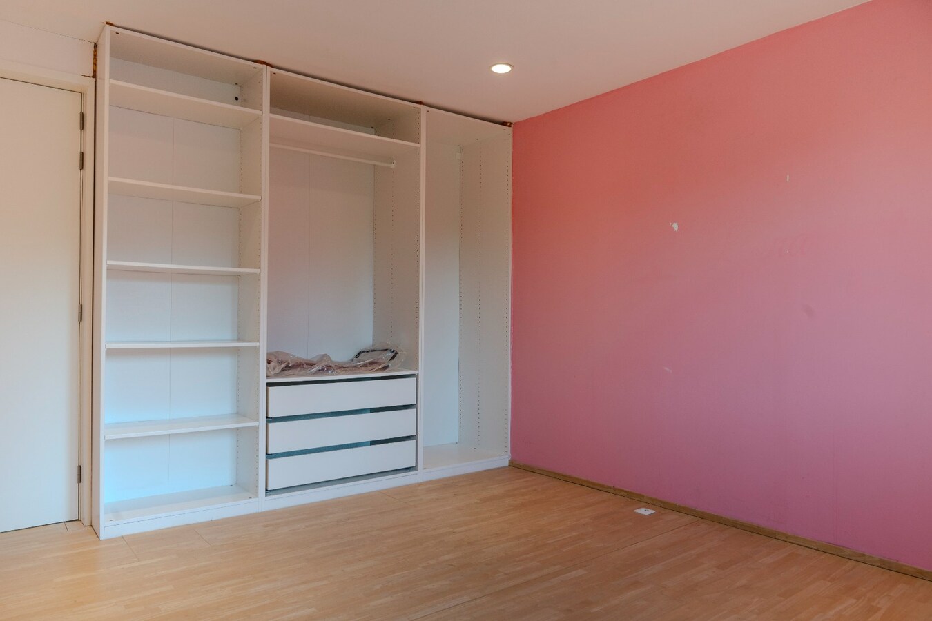 Ruim huis met vergunde stal 