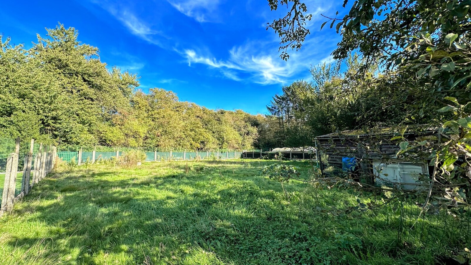 Te renoveren gezinswoning op royaal perceel van 1441 m² in rustige woonwijk 