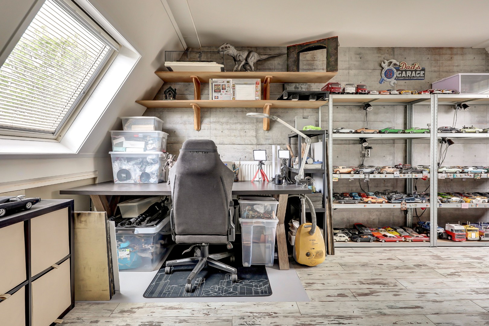 Instap klaar en moderne 4-kamer hoekwoning met 3 ruime slaapkamers, fraaie keuken en badkamer, onderhoudsvriendelijke tuin en gelegen op eigen grond. 