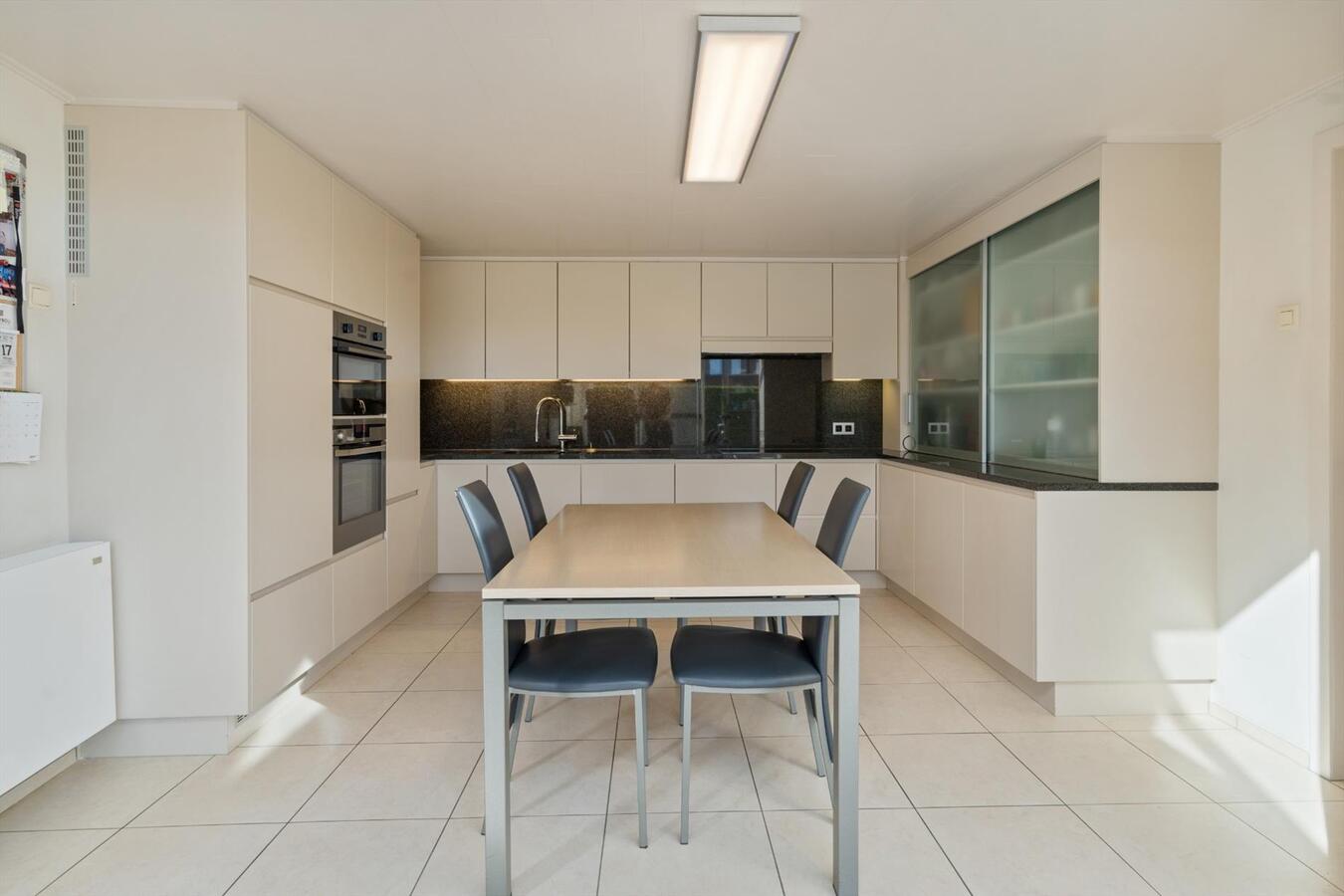 Vrijstaande woning met verwarmd zwembad op ruim perceel van 1813 m² 