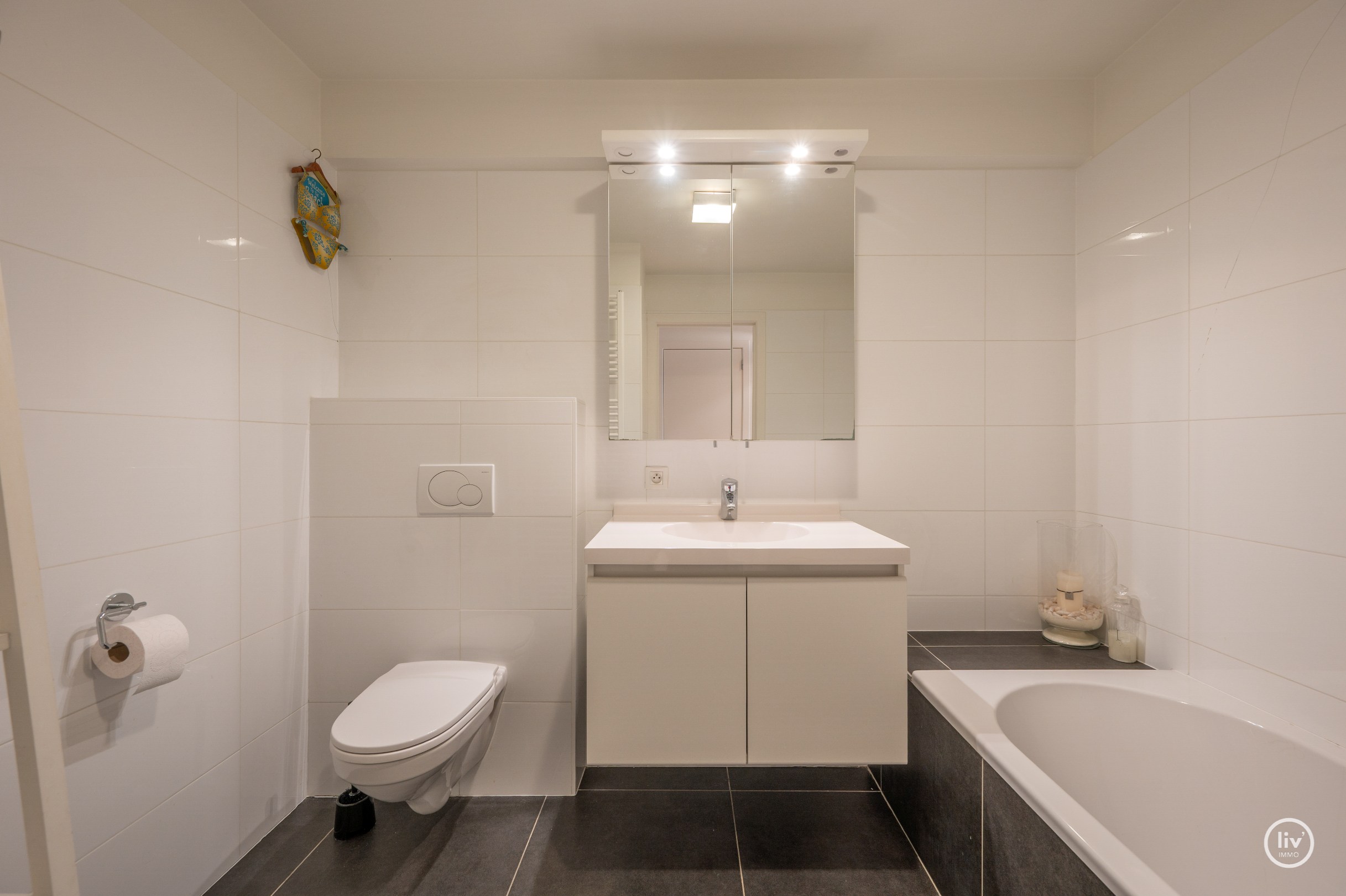 Ruim en récent (2011) appartement met 2 volwaardige slaapkamers op een topligging vlakbij de Dumortierlaan te Knokke. 