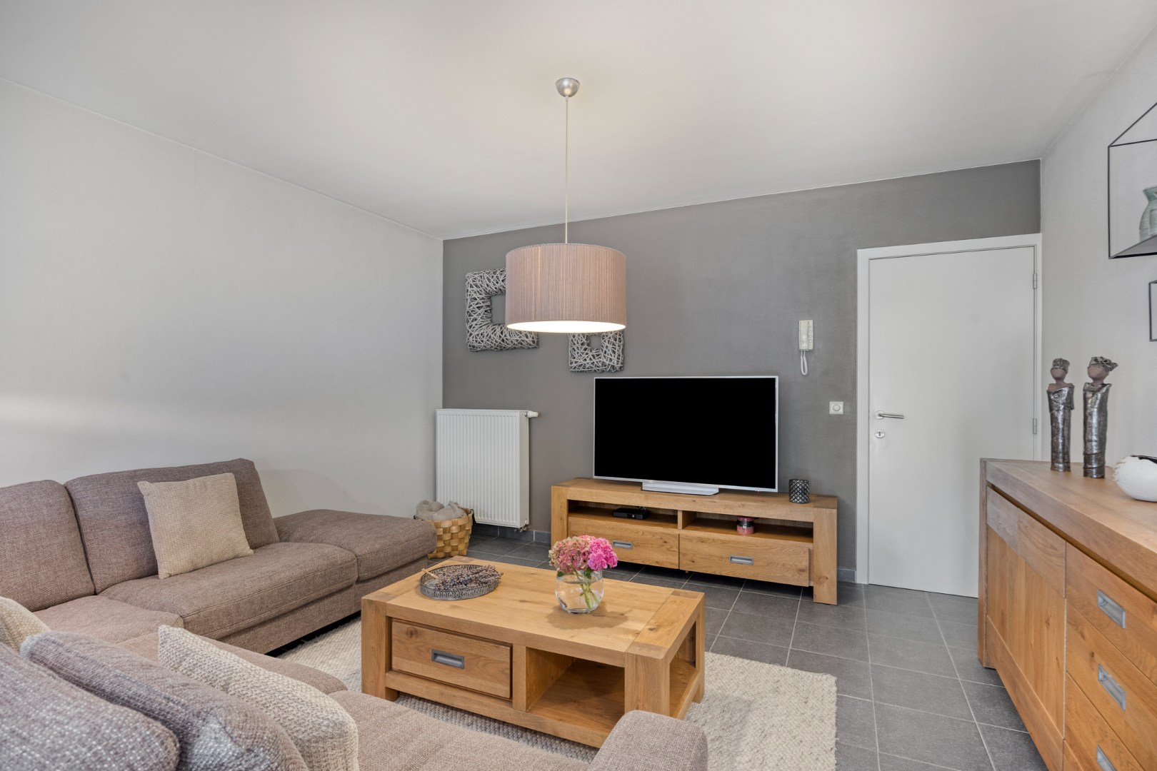 Gelijkvloers appartement met 2 slpk, 2 parkings en 2 kelderbergingen. 