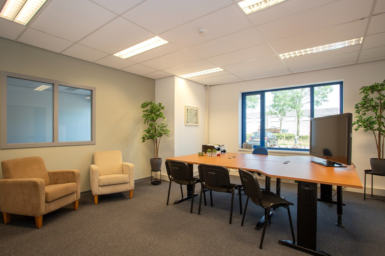 Representatief kantoorpand met 11 kantoorruimtes en circa 20 parkeerplaatsen te huur. 