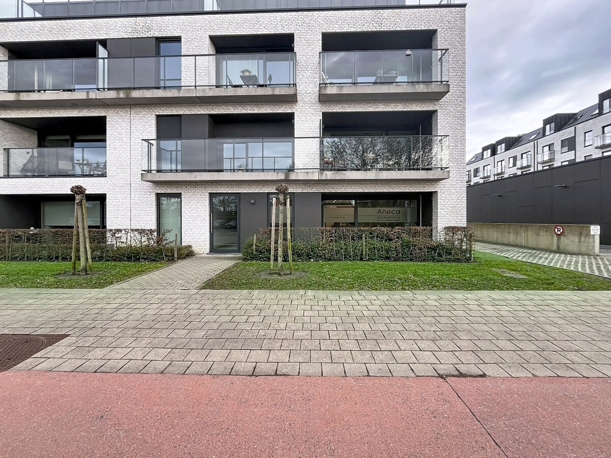 Commercieel kantoor op toplocatie in Aalter met 5 bureau ruimtes 
