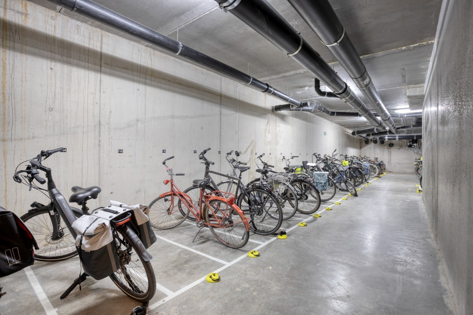 Recent en energiezuinig gelijkvloers appartement met 2 slpk. In Geel-centrum 