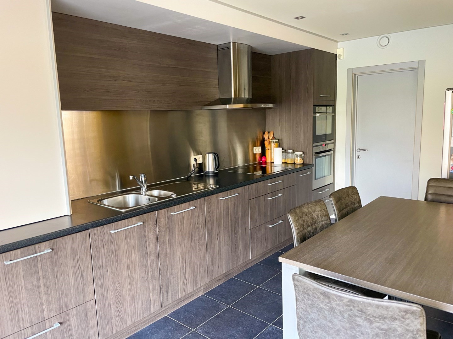 Schitterend gelegen moderne half open bebouwing 2009 met 3 slpkmrs, grote tuin en energiezuinig EPC123kWh/m². 