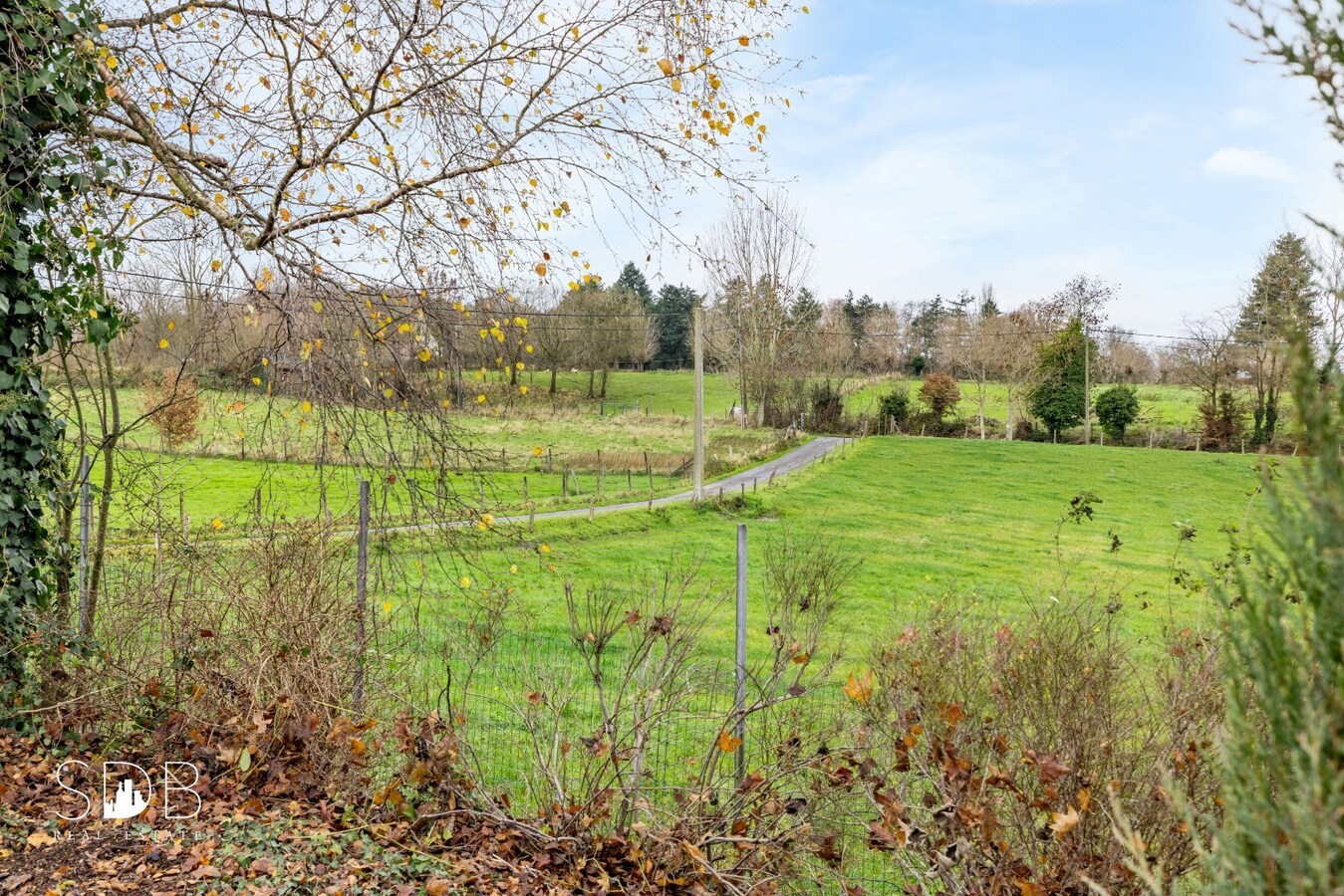 Authentieke hoeve met bijgebouwen met graslanden op circa 8.750m² 