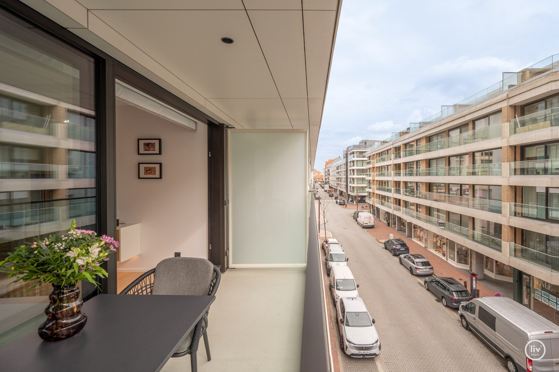 Prachtig gerenoveerd appartement met mooi zonneterras gelegen op de Kustlaan te Knokke. 
