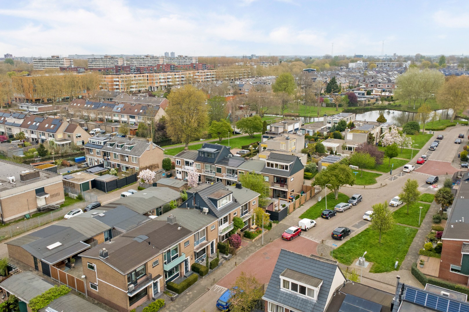 Lichte 4-kamer tussenwoning met eigen garage, 3 slaapkamers, onderhoudsvriendelijke tuin met berging en gelegen op eigen grond! 