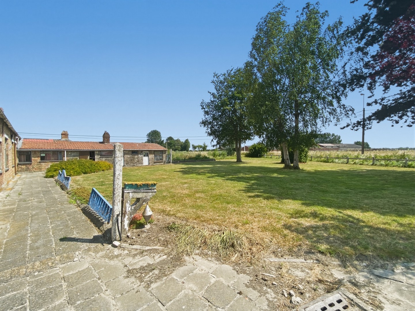 Authentieke hoeve met bijgebouwen en prachtige verzichten in Houtem (Veurne) 