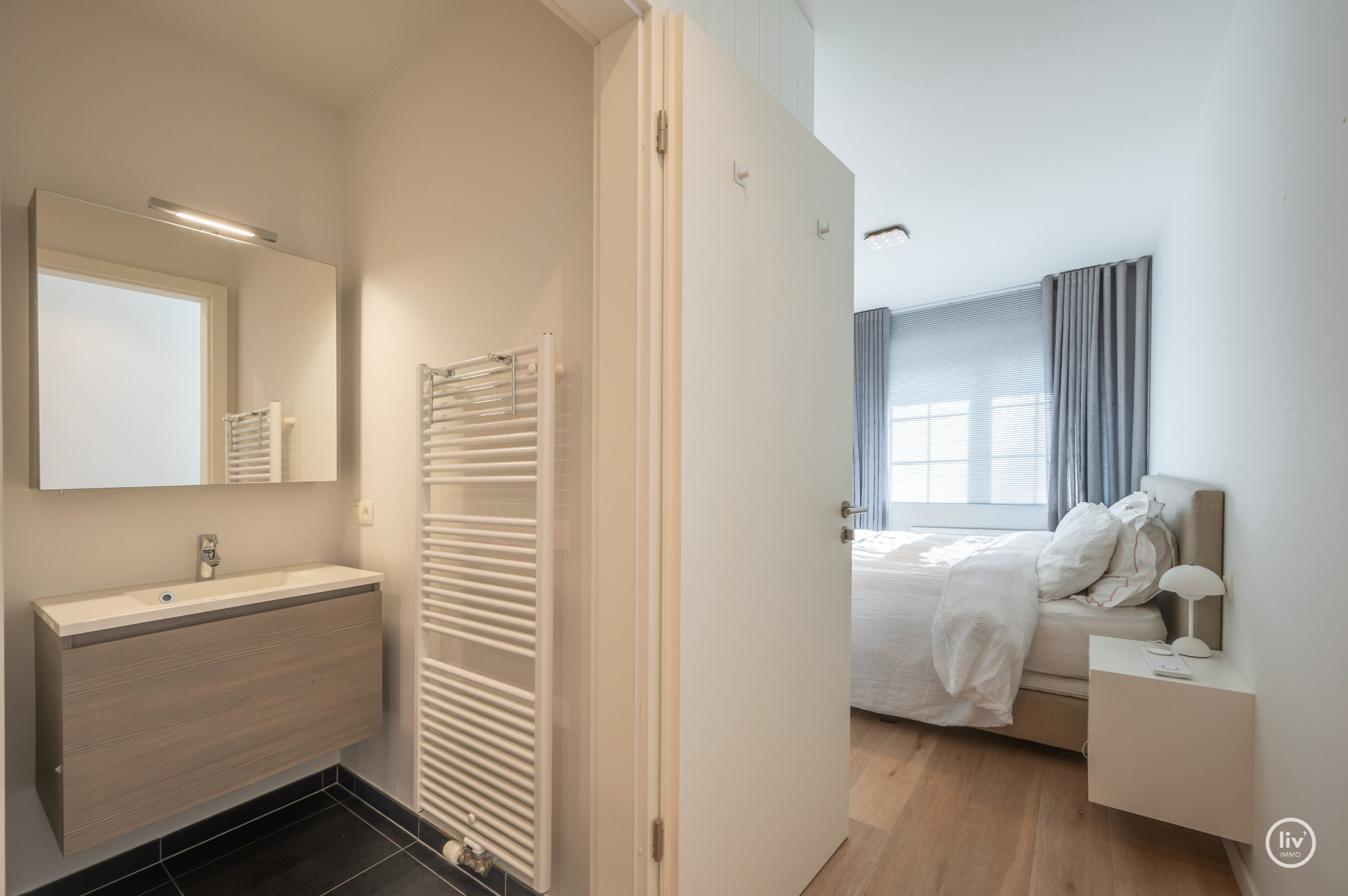 Magnifique, spacieux et récent (2015) appartement avec 3 chambres à coucher complètes et une terrasse ensoleillée, bien situé sur l'avenue Léopold à Knokke. 
