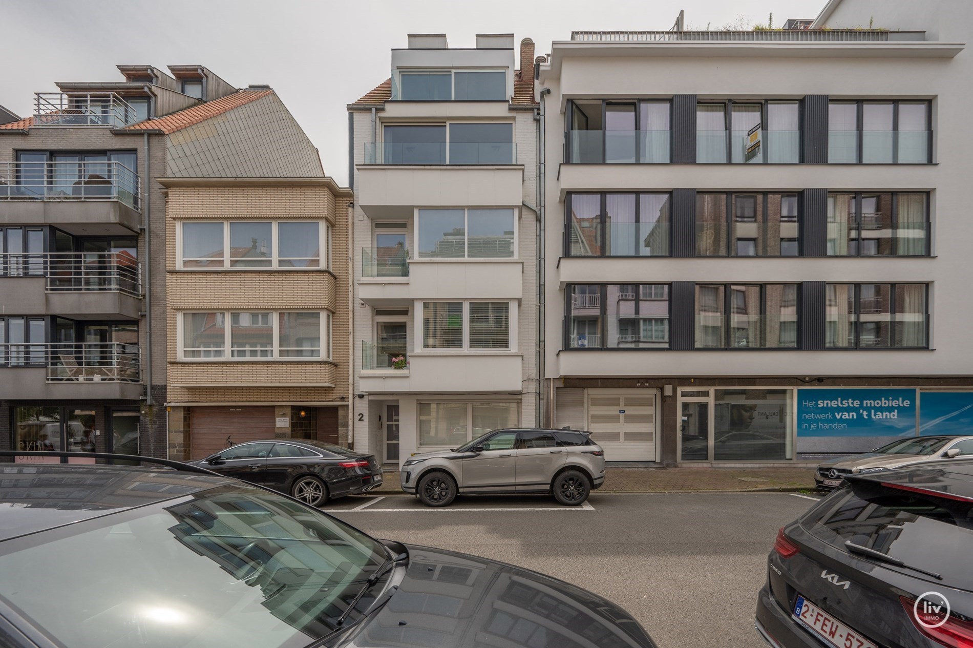 Magnifique triplex spacieux (199 m2) dans une rue adjacente à l'avenue Lippens, à proximité de la digue à Knokke. 