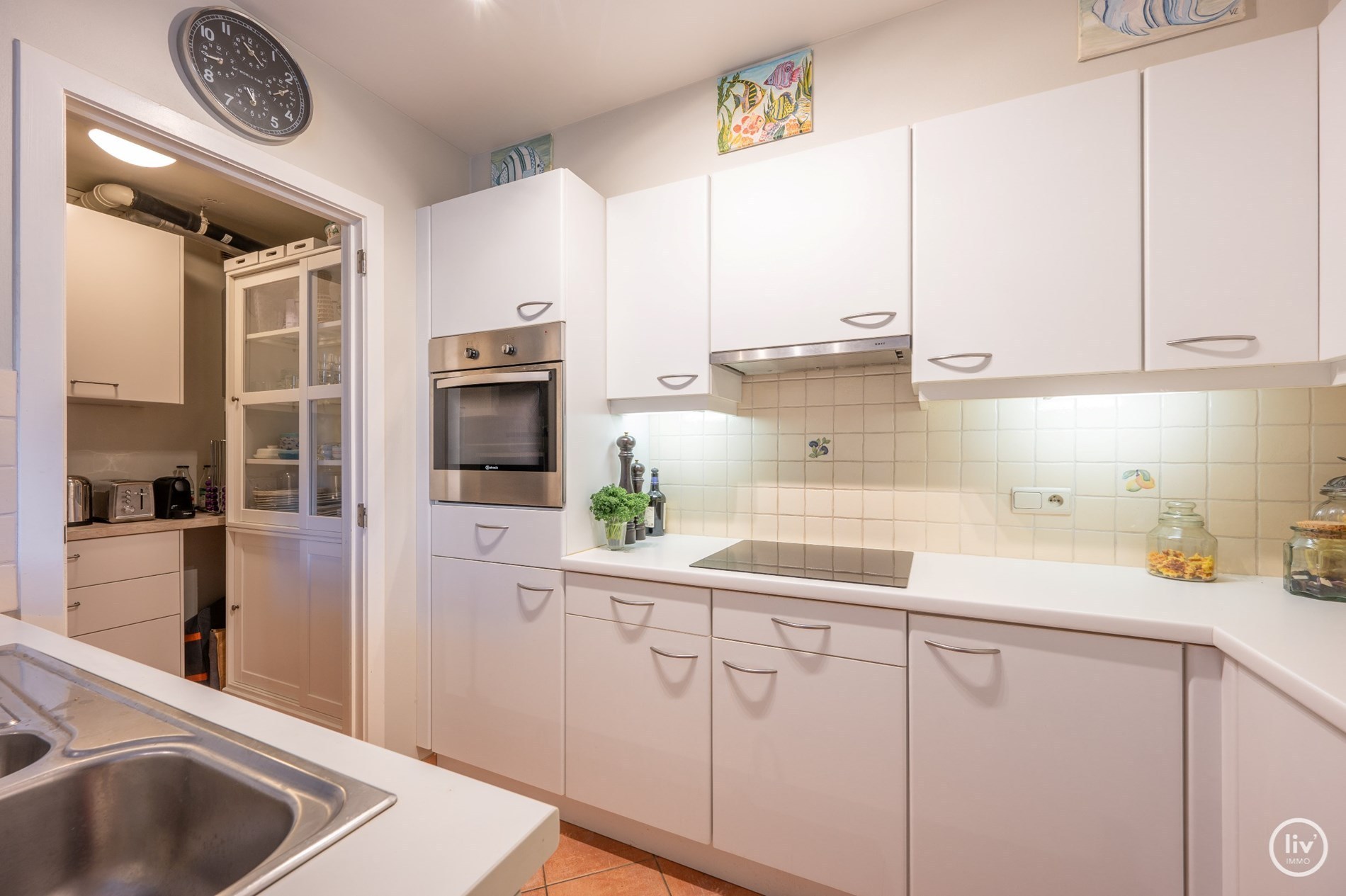 Appartement spacieux avec 3 chambres et 2 salles de bains à Knokke avec vue dégagée sur la rue. 
