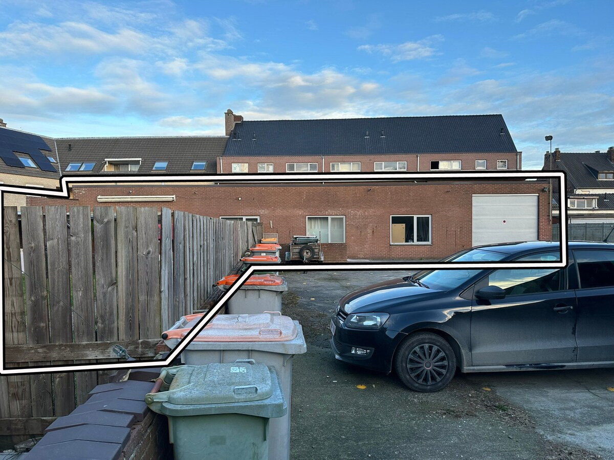 Handelsgelijkvloers met 2 winkels, kantoren, parking 