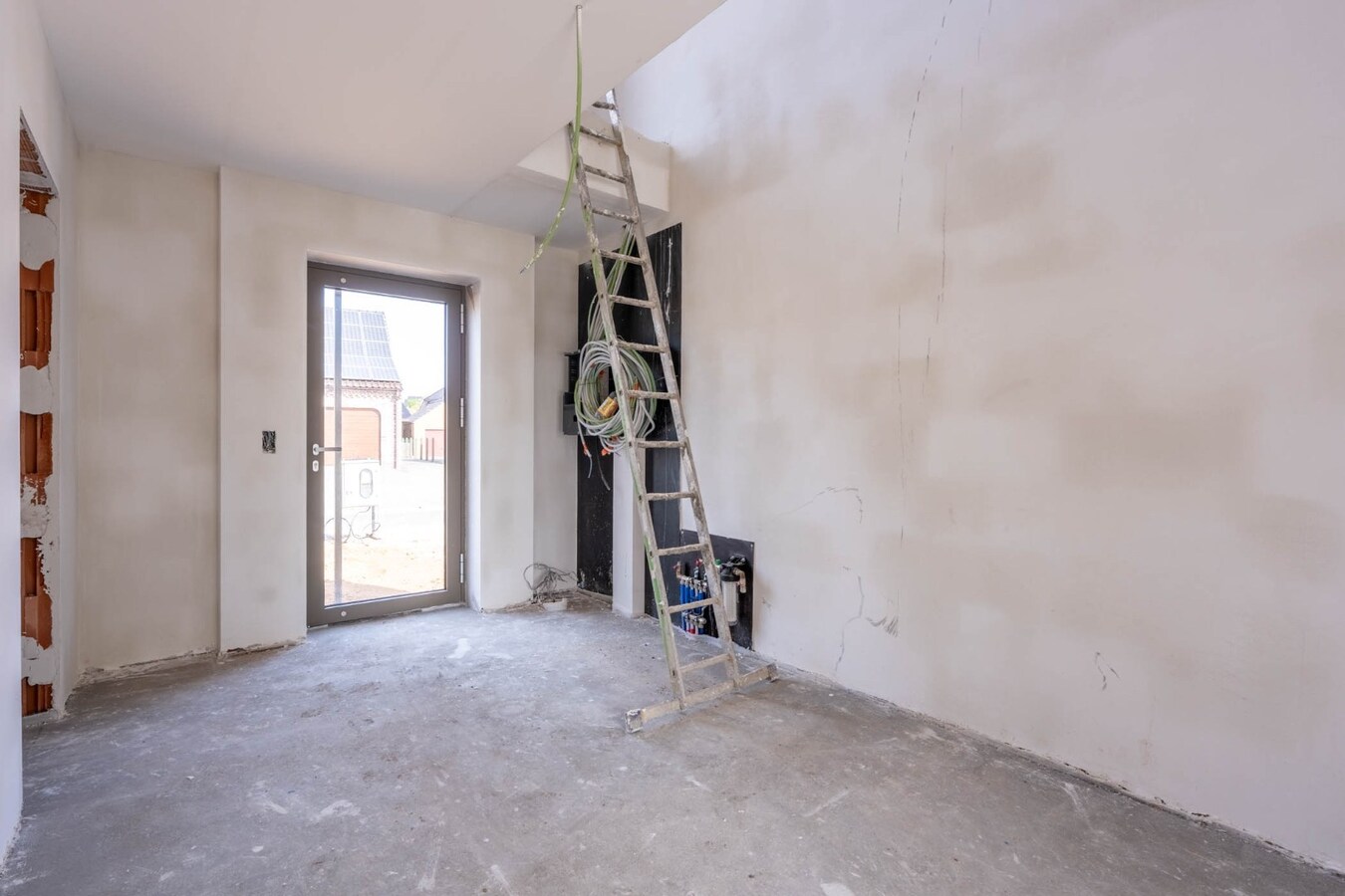 Vrijstaande, rustig gelegen CASCO + afgewerkte woning in een moderne bouwstijl op een fraai perceel op een rustige locatie! 