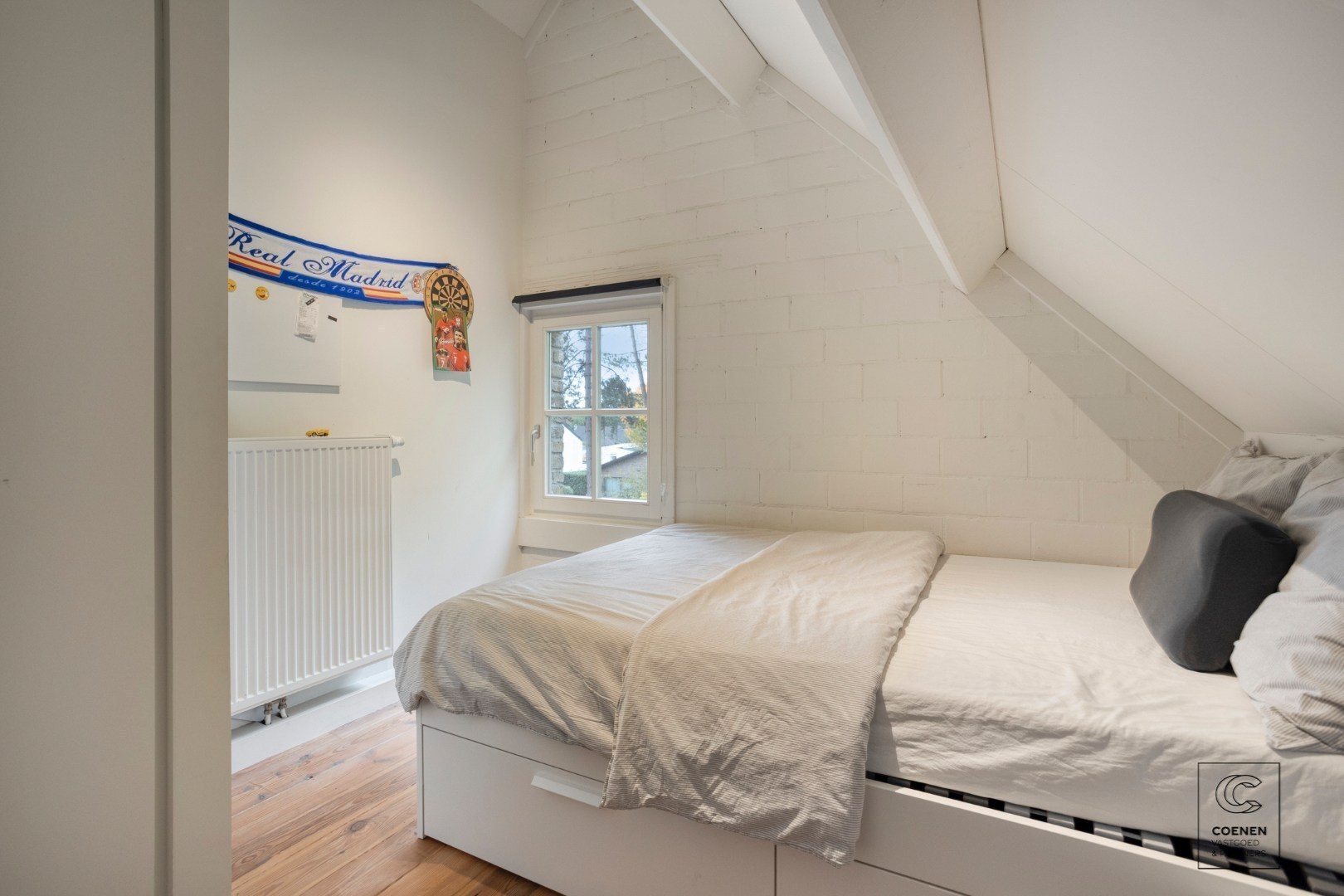 Prachtige woning met een bew. opp. van 302 m², 6 slpk, 3 bk en prachtige tuin met zwembad 