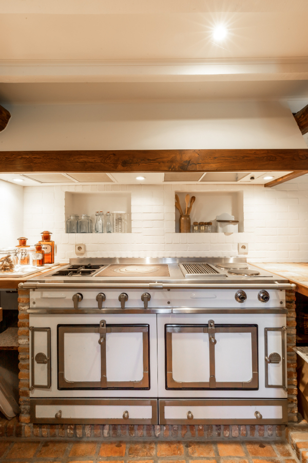 Authentieke hoeve in uitzonderlijke conditie op een perceel van 5.263 m² te Malle aangrenzend aan bosrijk gebied. 