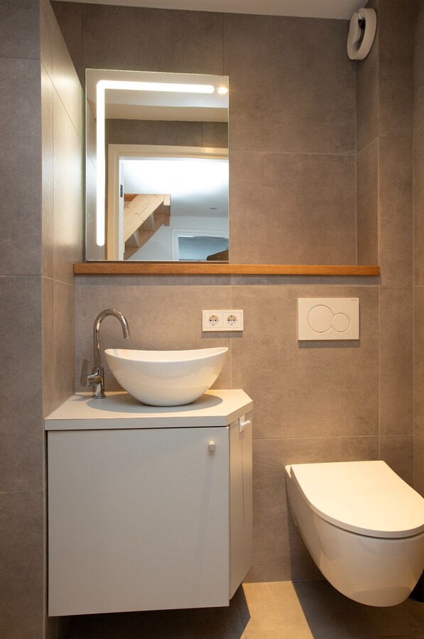 Zeer ruim halfvrijstaand woonhuis met aanpandige garage/berging en hobbyruimte/mantelzorgwoning. 