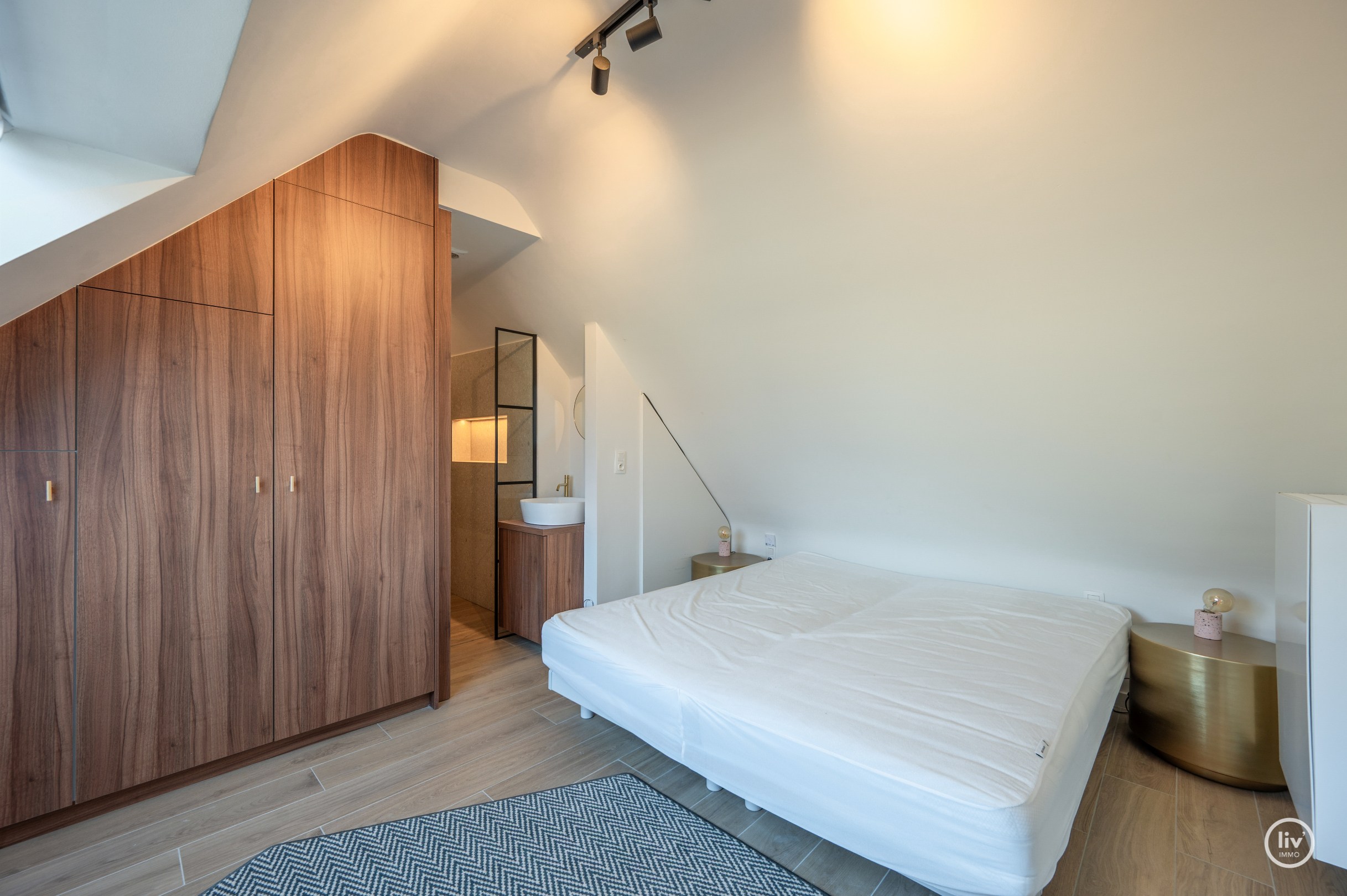 Appartement en triplex prêt à emménager situé près de la place Rubens avec vue latérale sur la mer. 