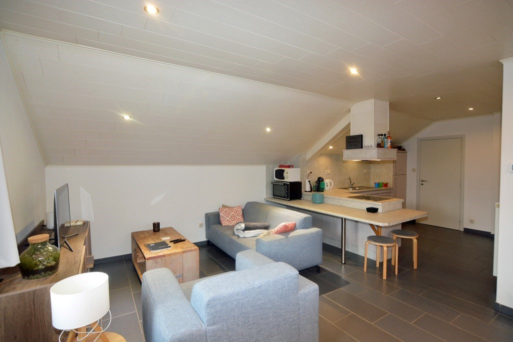 Instapklaar appartement met 2 slpks en tuintje. 