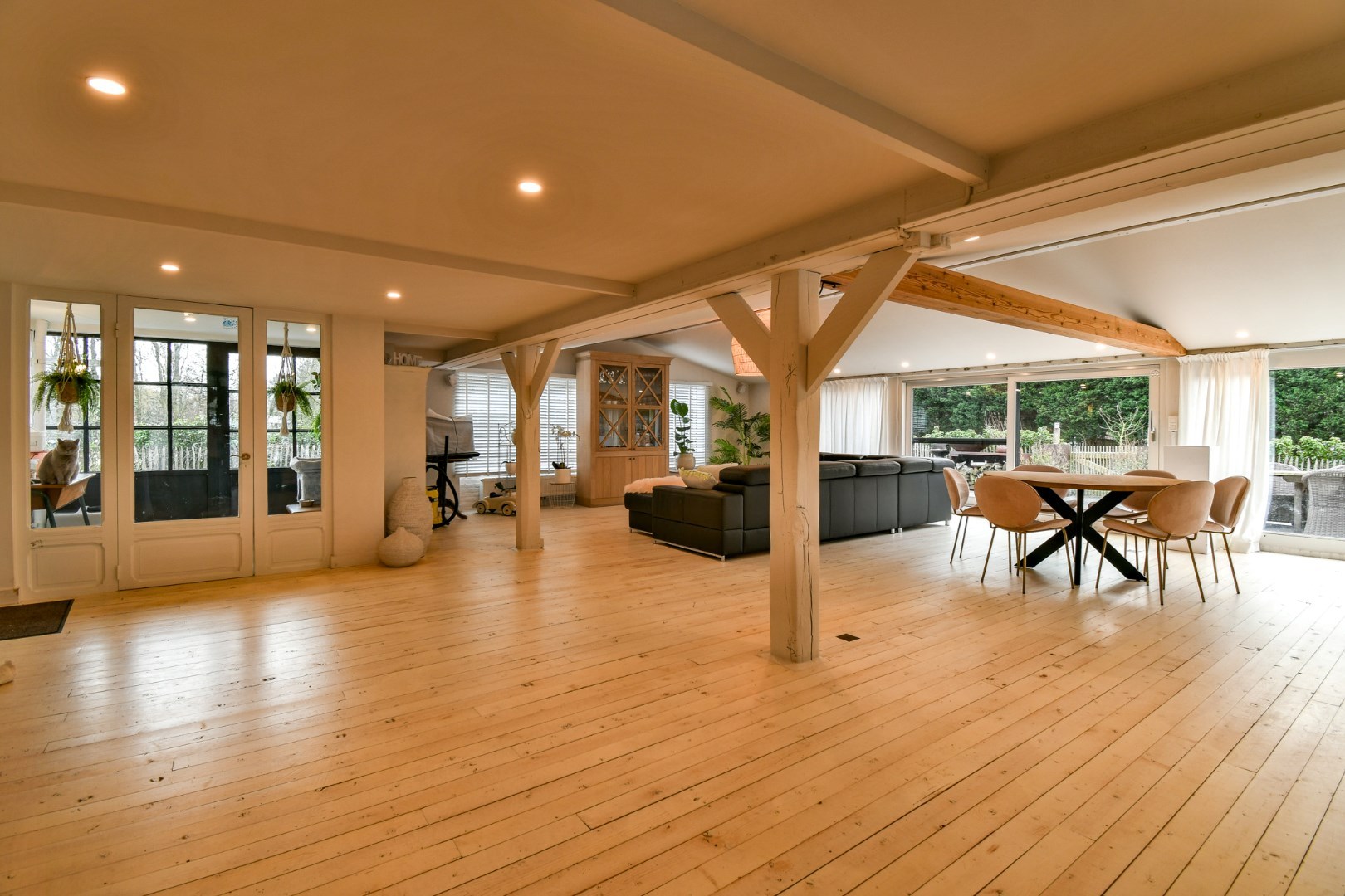 Exclusief domein met restaurant/feestzaal en luxueuze woning op 5 Ha te Torhout 