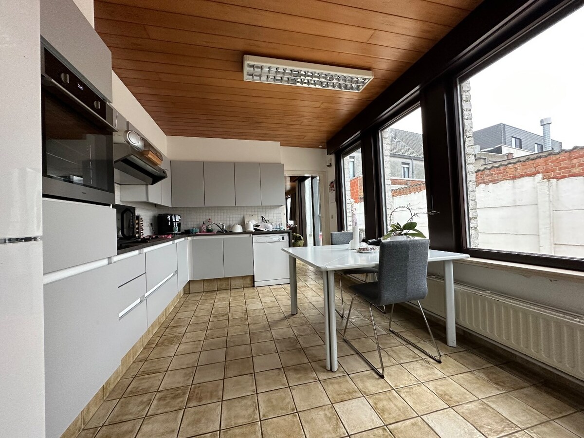 Ruime woning met 5 slaapkamers te Zwevezele 