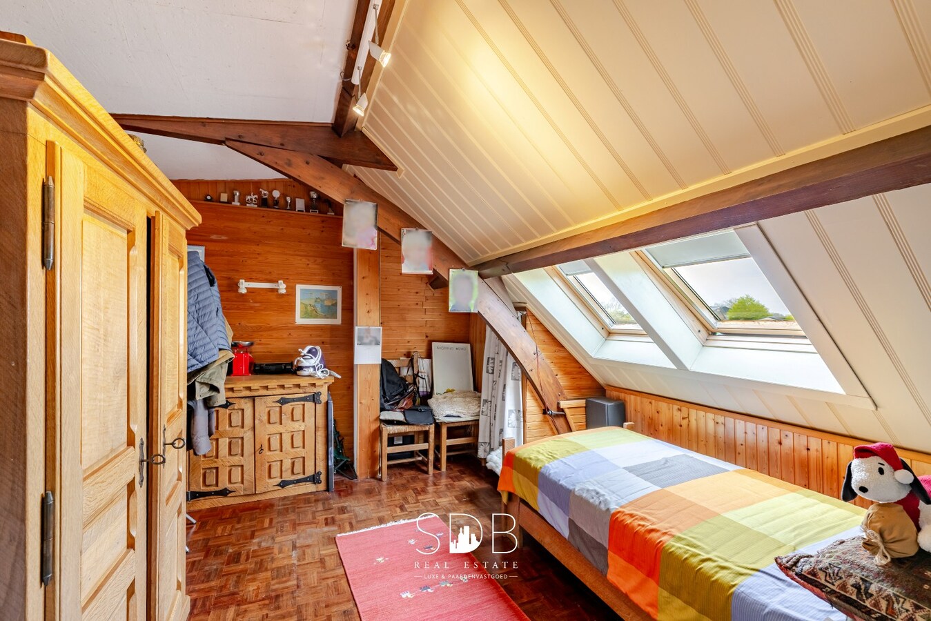 Landelijke woning met authentiek gastenhuis, stalgebouw, graslanden en buitenpiste op 20.285m² 