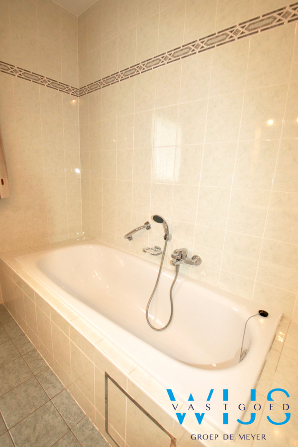 Leuke gezinswoning met 4 slaapkamers &amp; tuin te Oosteeklo ! 