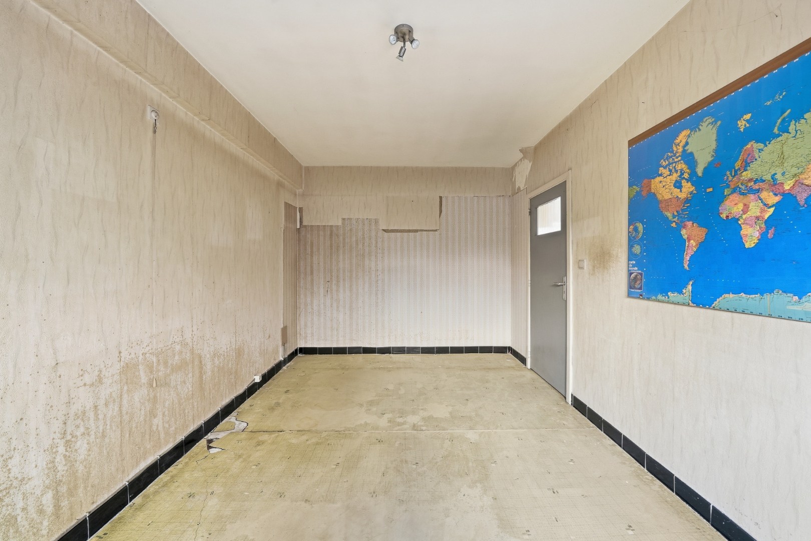 Te renoveren gelijkvloers appartement met 2 slaapkamers in Oostende 