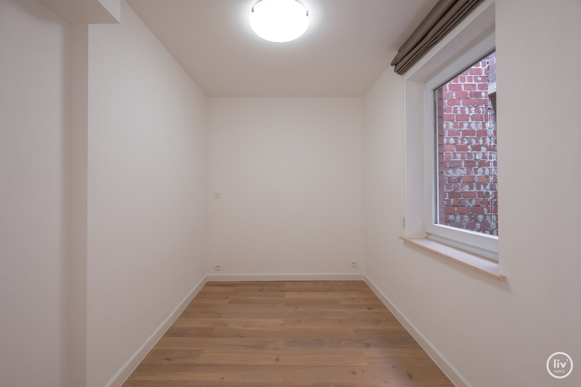 ONGEMEUBELD - Smaakvol gerenoveerd appartement met mooie gevelbreedte gelegen op de Lippenslaan op enkele passen van het strand. 