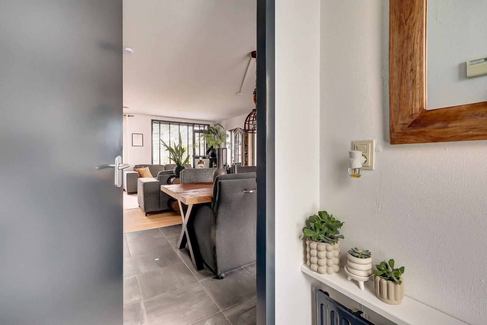 Instap klaar en moderne 4-kamer hoekwoning met 3 ruime slaapkamers, fraaie keuken en badkamer, onderhoudsvriendelijke tuin en gelegen op eigen grond. 