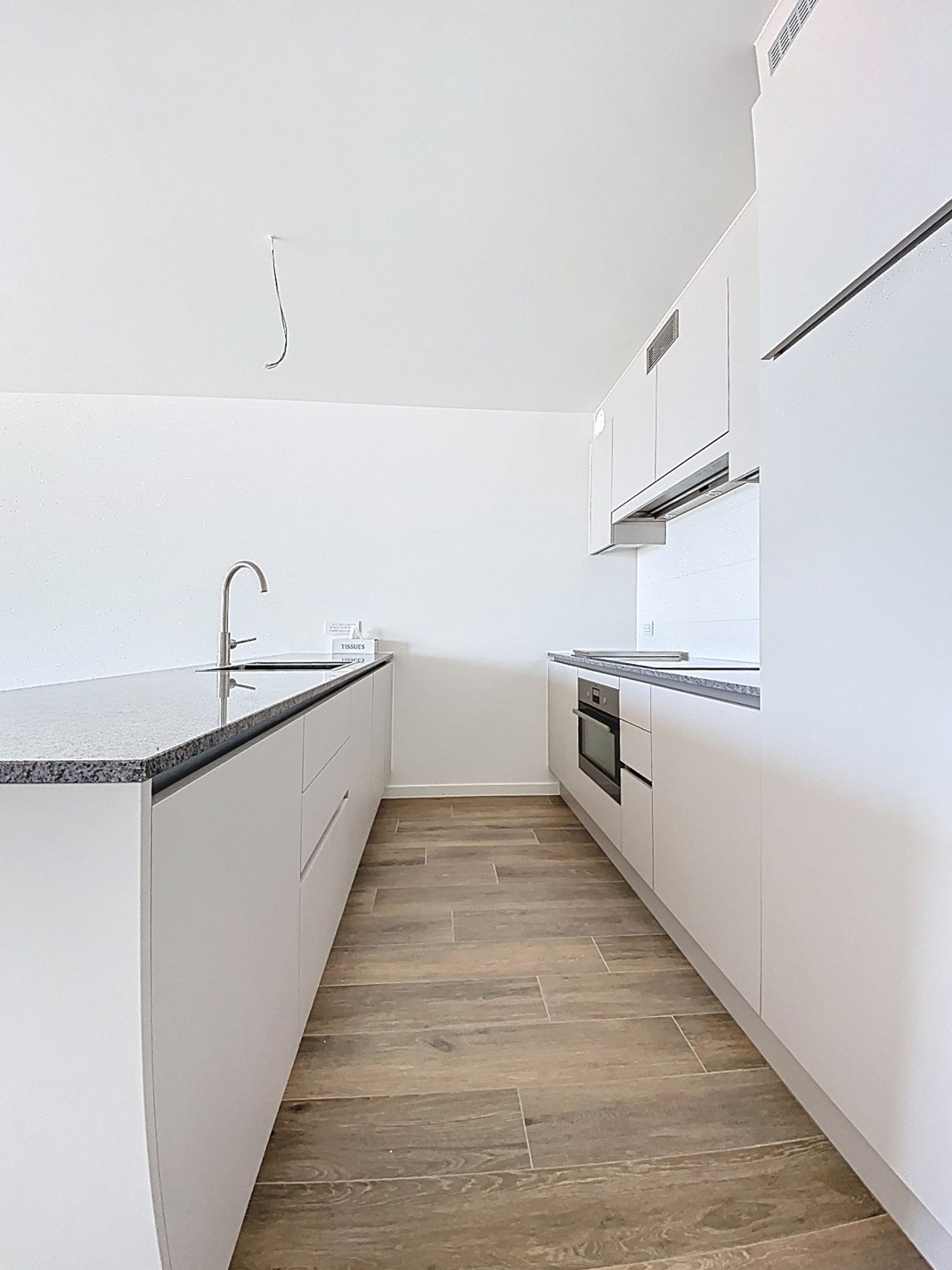 Appartement neuf haut de gamme au deuxième étage avec une vue imprenable sur la mer à vendre. 