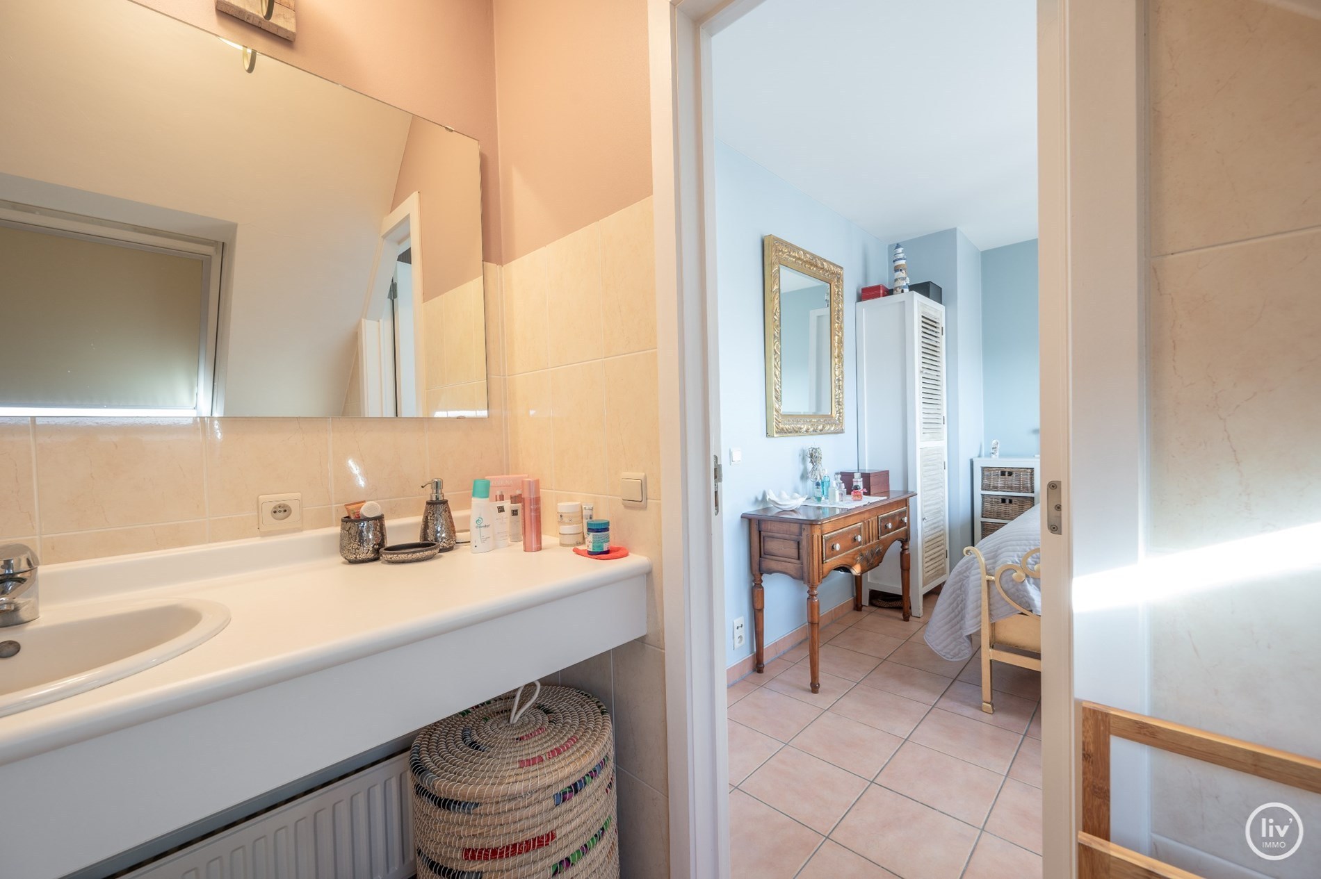 Appartement spacieux avec 3 chambres et 2 salles de bains à Knokke avec vue dégagée sur la rue. 