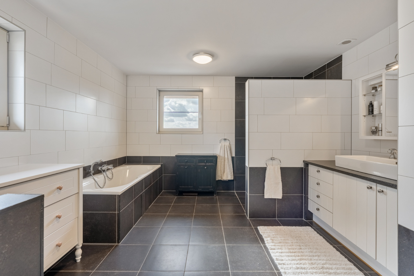 Stijlvolle villa in tijdloze pastorijstijl met zwembad en exclusieve tuinbeleving. 